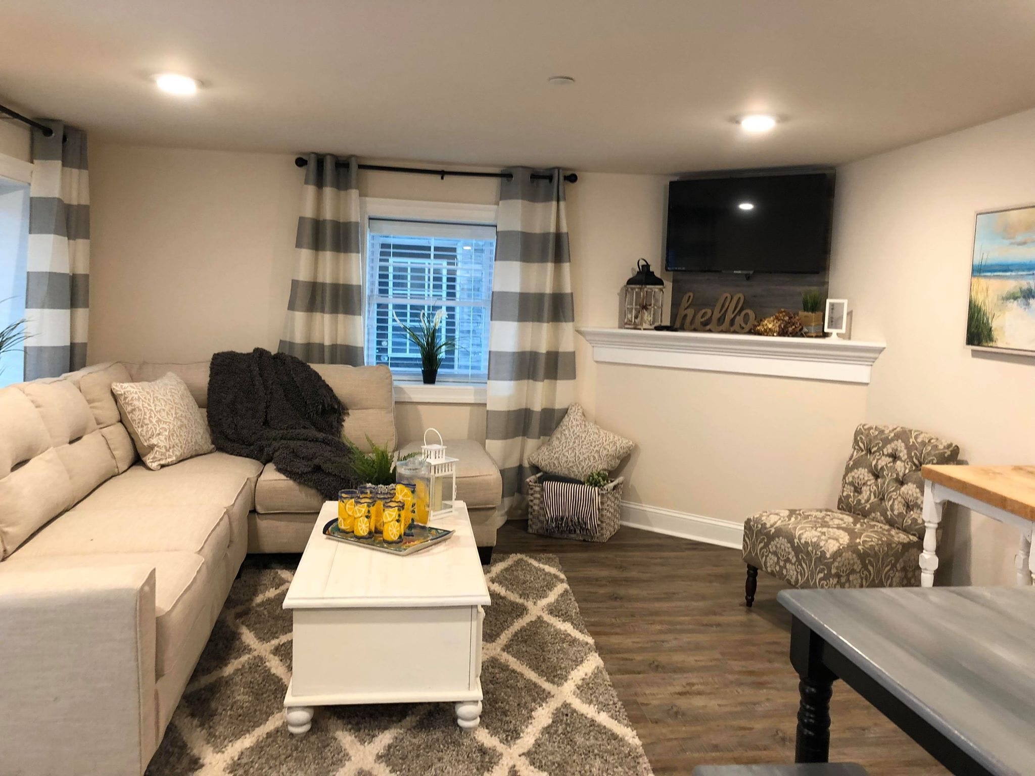 basic apartment | living room | flat-screen tv