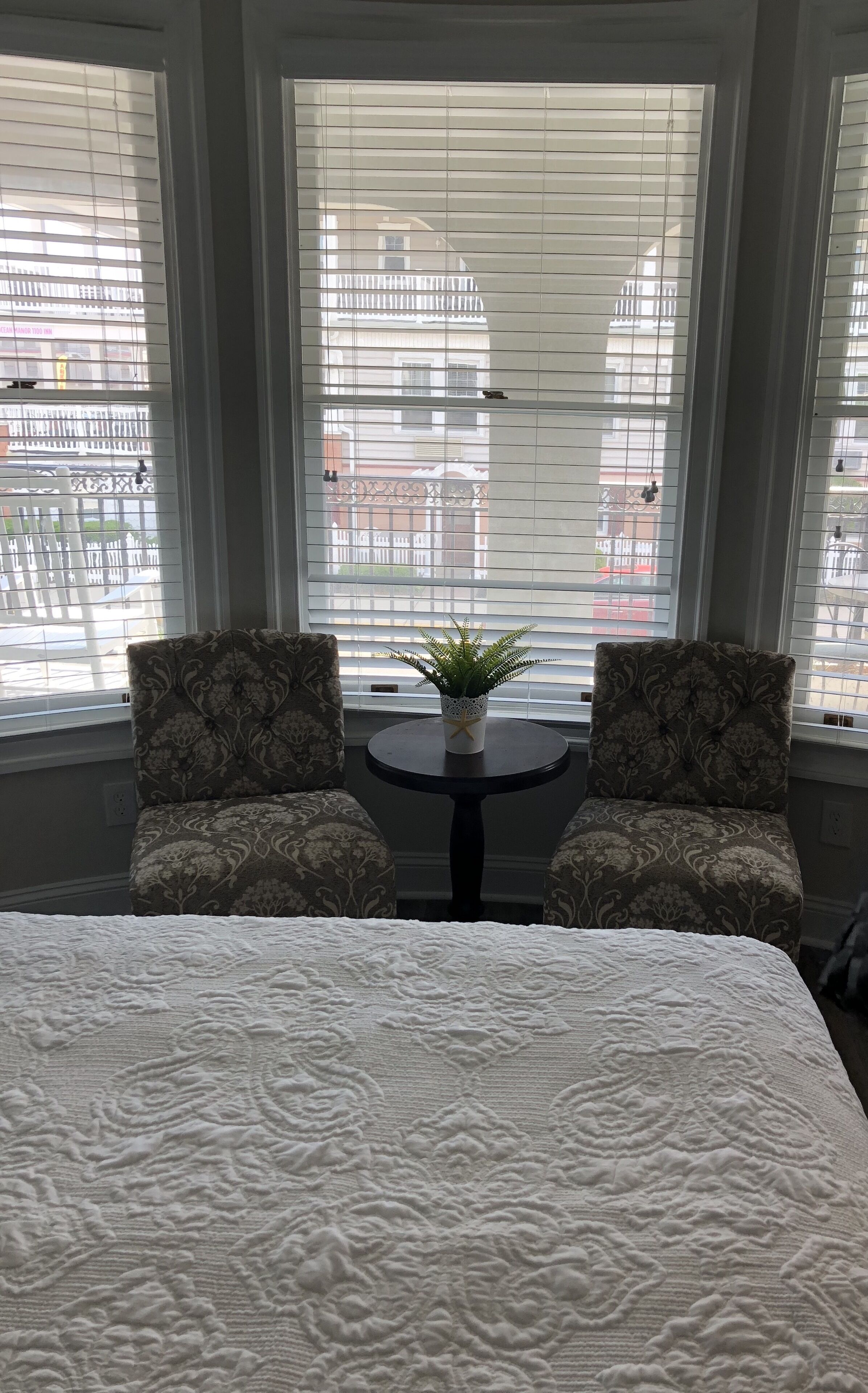 standard double room | living area | flat-screen tv