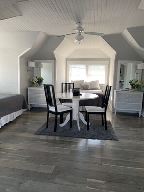 Traditional-Doppelzimmer | Wohnbereich | Flachbildfernseher