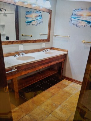 Douche, sèche-cheveux, serviettes fournies, savon