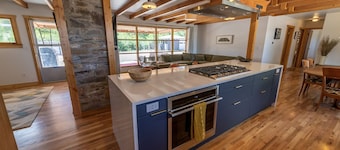 Fun and Eclectic McNiffityville! Dog Friendly - Near Town!