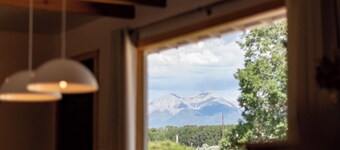 Fun and Eclectic McNiffityville!  Dog Friendly - Near Town!