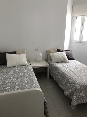 2 habitaciones, tabla de planchar con plancha, wifi y ropa de cama 