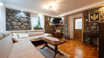 Flat-screen TV, fireplace