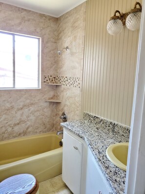 Ensemble douche/baignoire, sèche-cheveux, serviettes fournies, savon