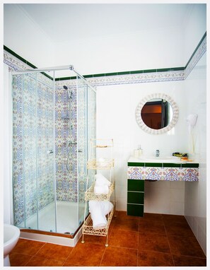 Luxury Double or Twin Room | Bathroom | Shower, rainfall showerhead, designer toiletries, hair dryer - Senhor Gigi (Faro)
