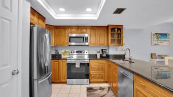 Een koelkast, een microgolfoven, een oven, een kookplaat