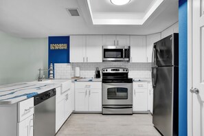 Een koelkast, een microgolfoven, een oven, een kookplaat