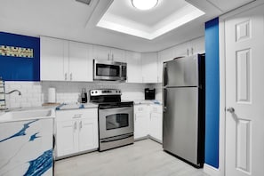 Refrigerador, microondas, horno y parrilla de estufa