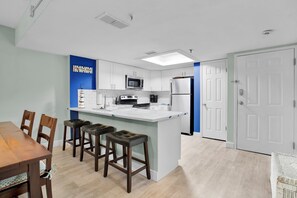 Een koelkast, een microgolfoven, een oven, een kookplaat