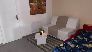 2 bedrooms, iron/ironing board, travel cot, free WiFi