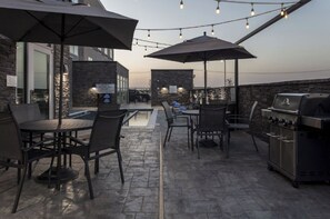 Outdoor pool - Fairfield Inn & Suites by Marriott Monahans (Monahans)