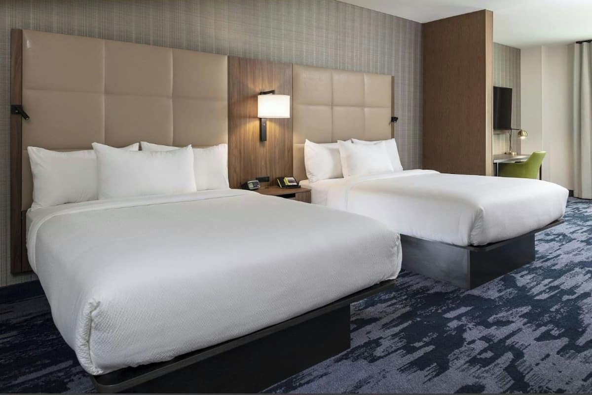 Quarto, 2 camas Queen | Escrivaninha, espaço de trabalho para notebook