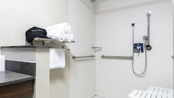 Une salle de bain équipée d’une douche, d’un porte-serviettes, d’un lavabo et de toilettes.