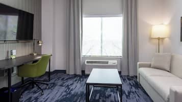 Een bureau, een laptopwerkplek, een strijkplank/strijkijzer, gratis wifi