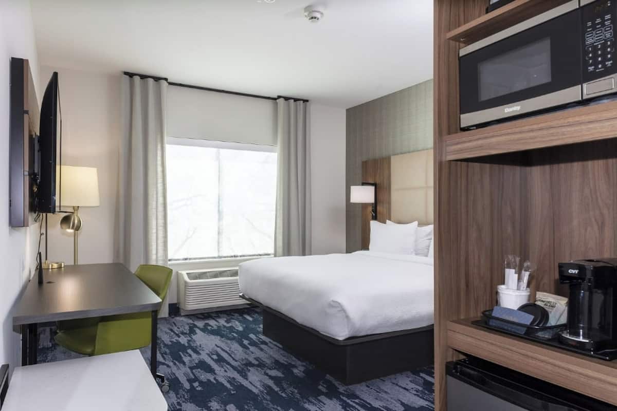 Desk, laptop workspace, iron/ironing board, free WiFi