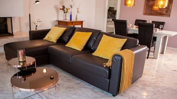 Apartamento urbano, 1 quarto, para não fumantes, vista para a cidade | Área de estar | TV 43 polegadas com canais digitais
