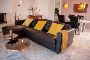 City Apartment, 1 Bedroom, Non Smoking, City View | Living area