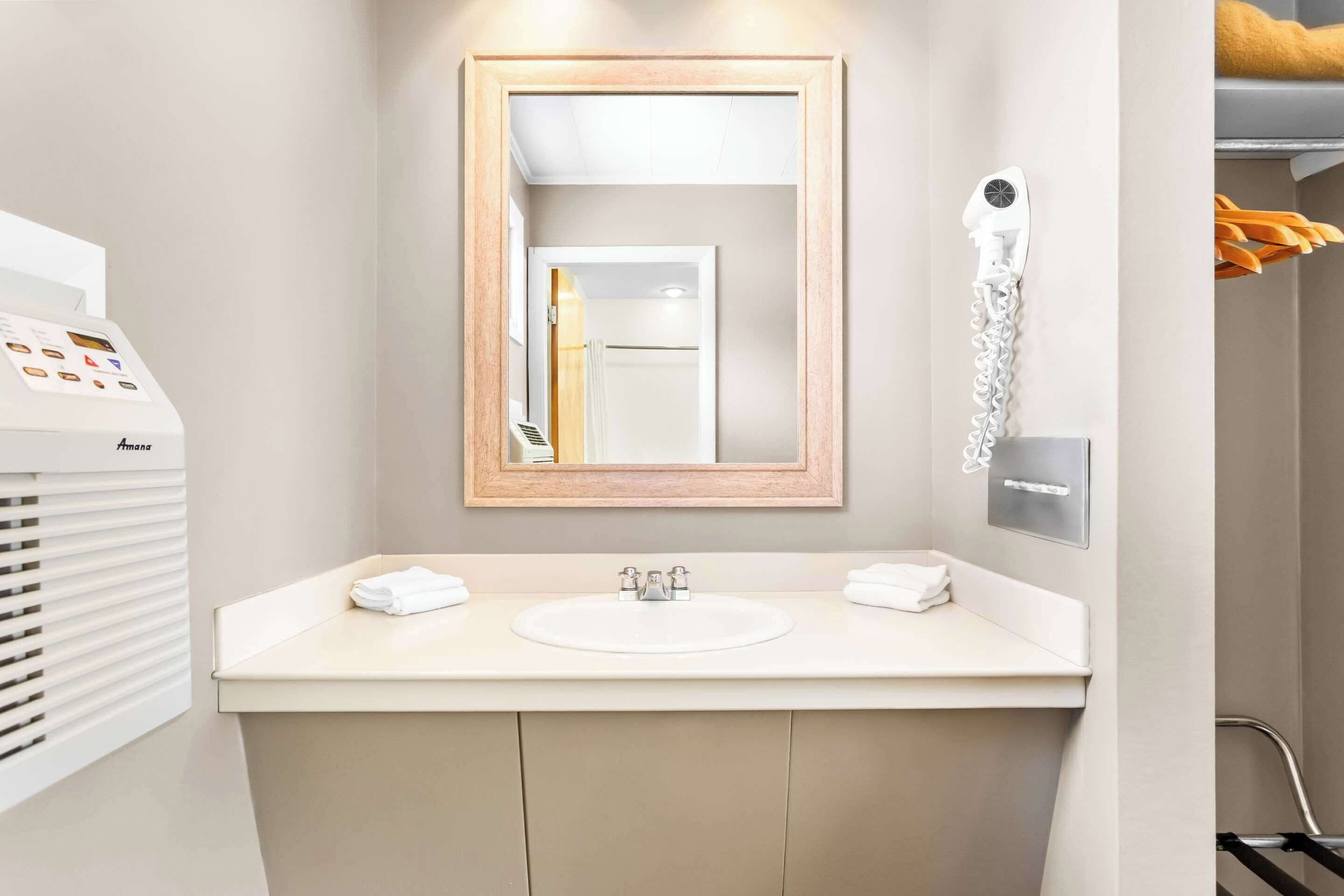 Photo - Rodeway Inn Gorham Riverside