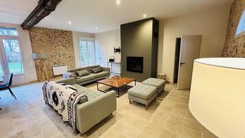 Smart-TV, Kamin, Tischfußball, Tischtennisplatte