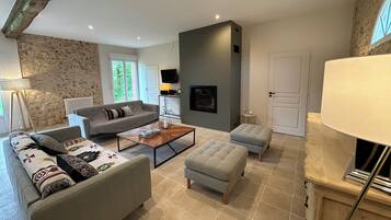 TV connectée, cheminée, baby-foot, table de tennis de table