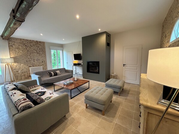 Smart TV, fireplace, table football, ping pong