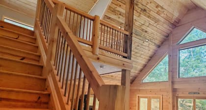 Potomac Cabin: Riverfront, 7 acres, sleeps 14, hot tub, Starlink