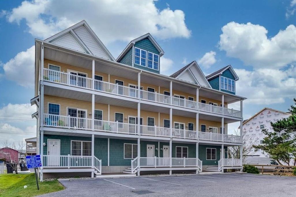 Spacious 4 BR end-unit townhouse, short walk to beach/boardwalk