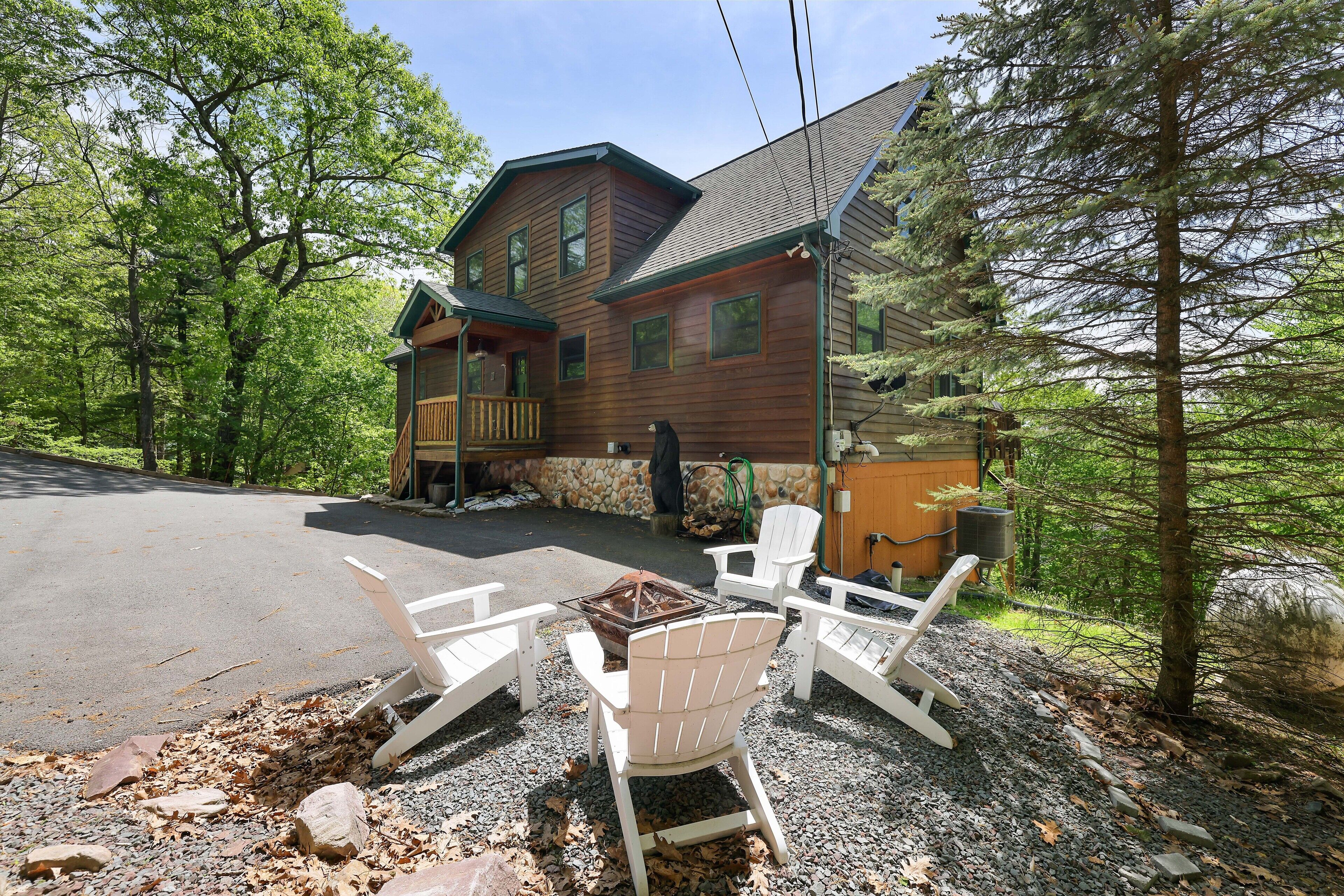 Luxury 5BR Cabin w/ Views, Fire Pit, Hot Tub, Arcade, Pool Table and EV Outlet!
