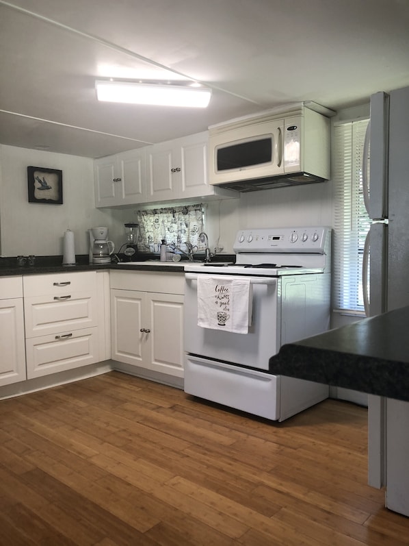 Refrigerador, microondas, horno y parrilla de estufa