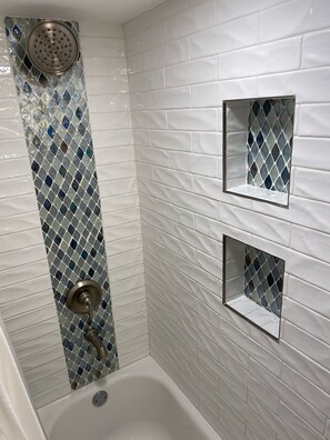 Bañera con ducha, secador de pelo, toallas, jabón