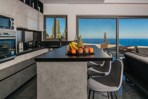 Een koelkast, een magnetron, een oven, een koffiezetapparaat/waterkoker