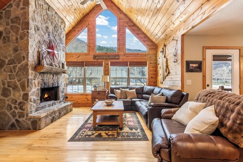 Riverfront cabin, arcade, hot tub, pool, trout fishing, pet friendly