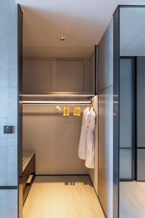 Business kamer, 1 kingsize bed, op de hoek | Dineren in de kamer