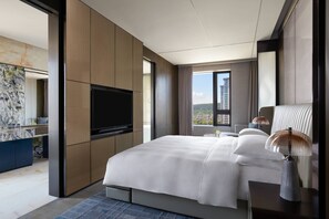 Ylelliset vuodevaatteet, untuvapeitot, minibaari, tallelokero huoneessa