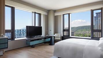 Room, 1 King Bed, Corner | Premium bedding, down comforters, minibar, in-room safe