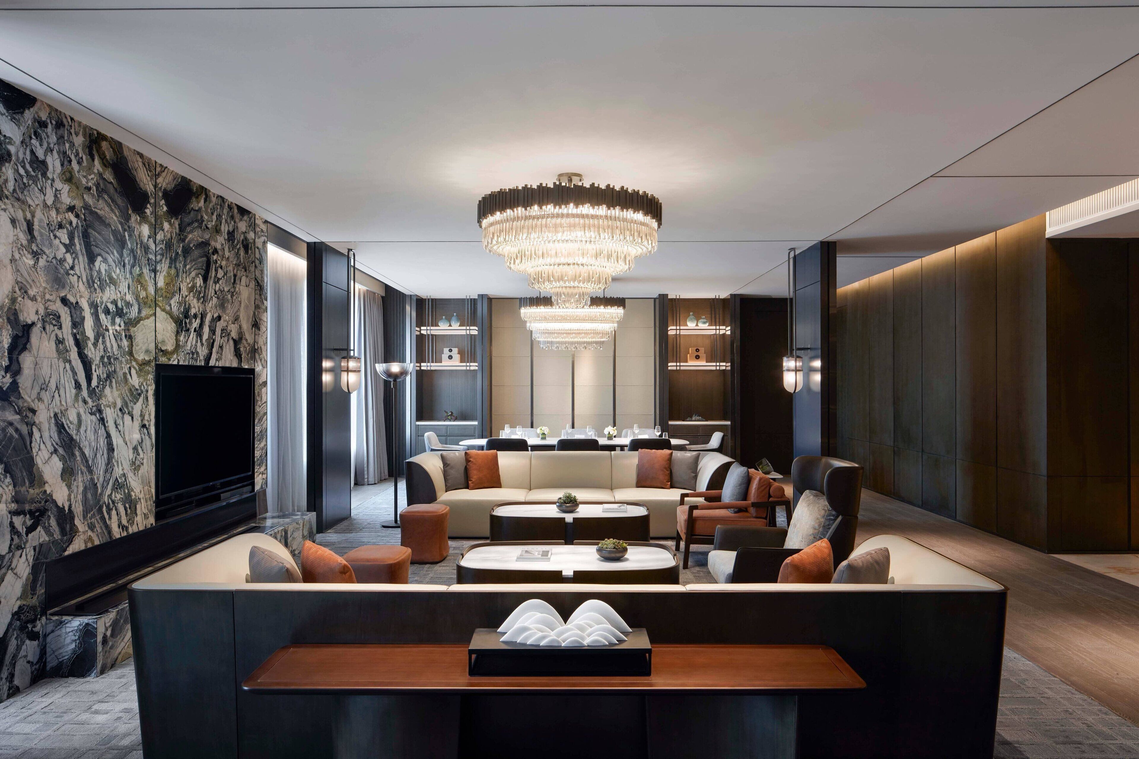 Bộ đồ giường cao cấp, chăn bông, minibar, két bảo mật tại phòng 