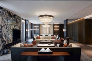 Ylelliset vuodevaatteet, untuvapeitot, minibaari, tallelokero huoneessa