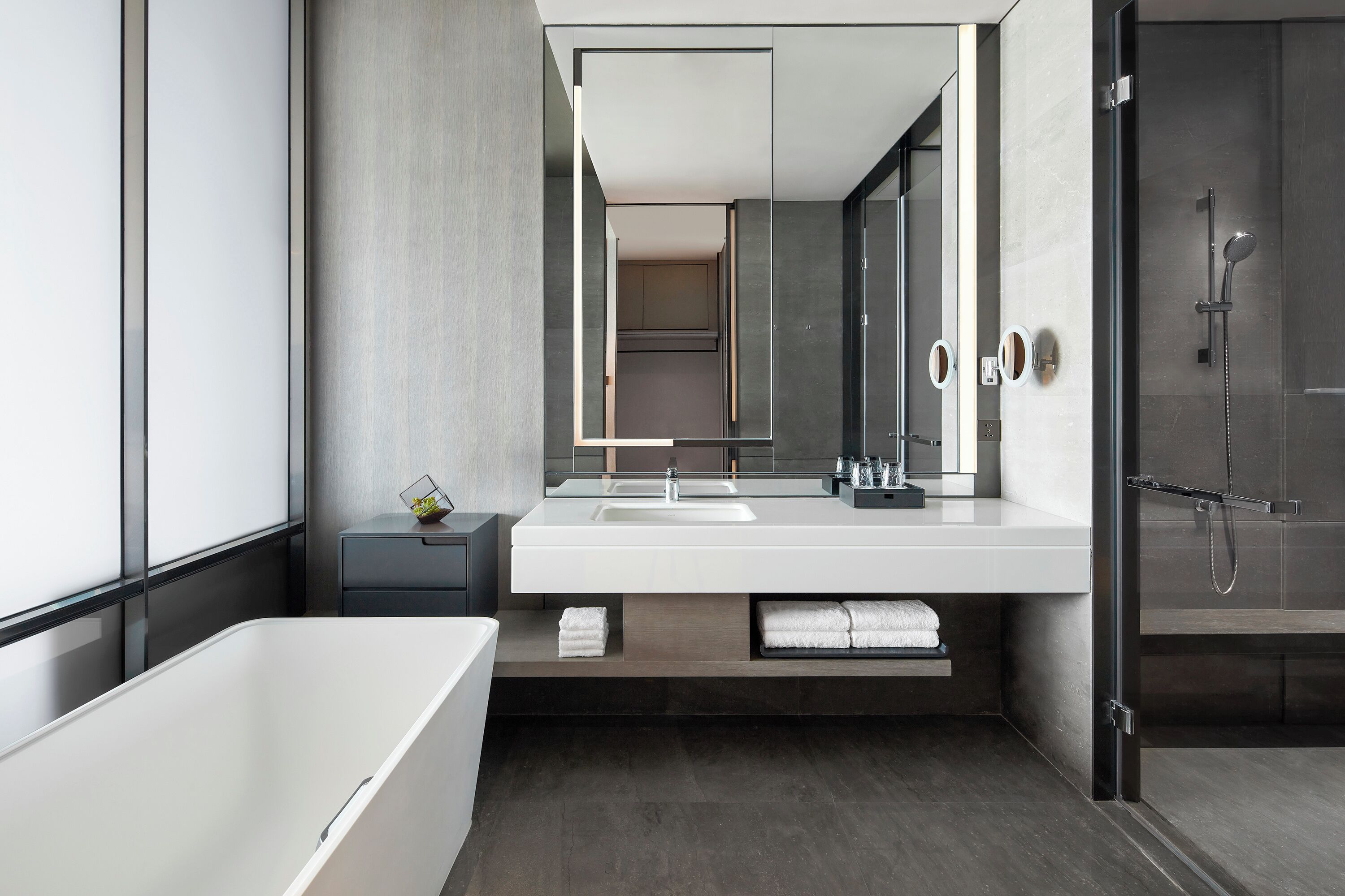 Business Room, 1 King Bed, Corner | Bathroom | Separate tub and shower, rainfall showerhead, hair dryer, bathrobes