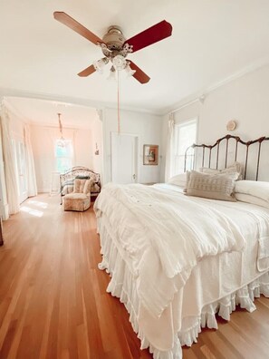 3 bedrooms, iron/ironing board, WiFi, bed sheets