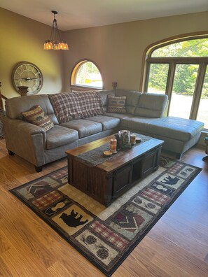 Een smart-tv, een open haard en een printer