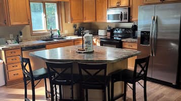 Coffee/tea maker, fridge, microwave, oven