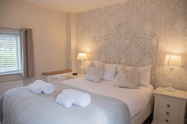 Family Cottage, Private Bathroom | 3 bedrooms - Dale Cottage (Telford)