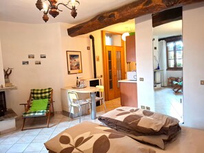 1 habitación, tabla de planchar con plancha y cuna de viaje 