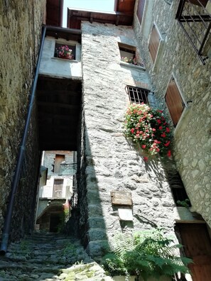Property grounds - Medieval tower in a quaint old village (Breglia)