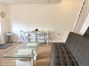 Appartement Deluxe, salle de bain privée | Bar-salon