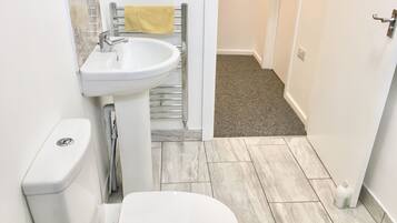 Deluxe Apartment, Private Bathroom | Bathroom