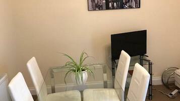 Apartment, Private Bathroom | Restaurant