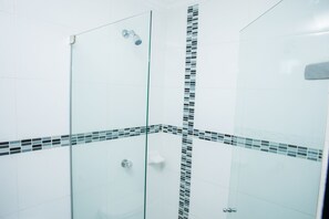Doppelzimmer | Badezimmer | Dusche, kostenlose Toilettenartikel, Handtücher, Seife