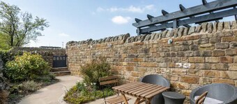 Country cottage close to both Holmfirth & Peak District with stunning views.